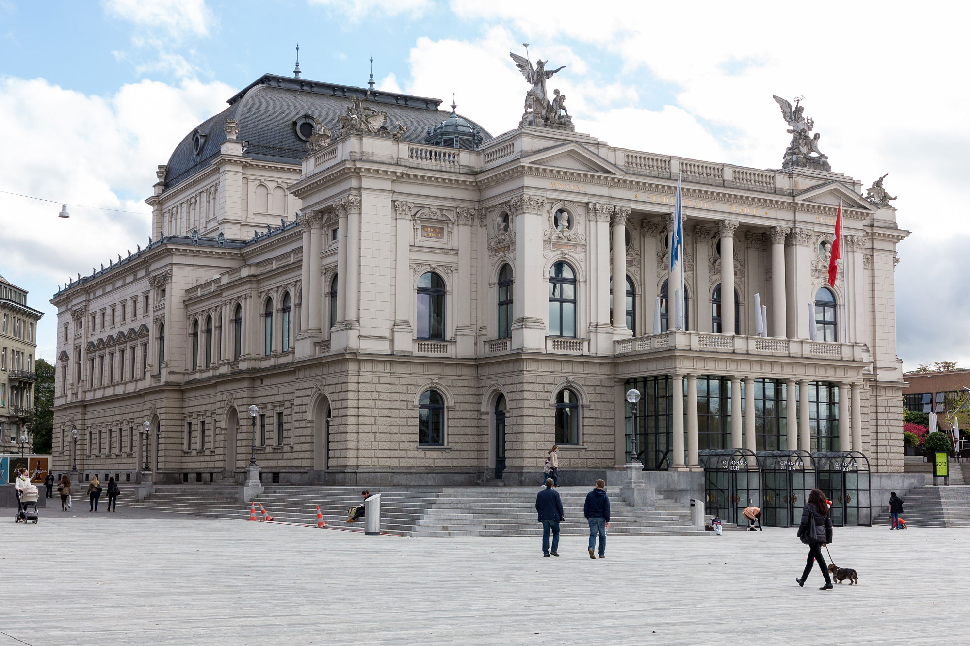Zurich Opernhaus (Photo License: CC-BY-SA-4.0)